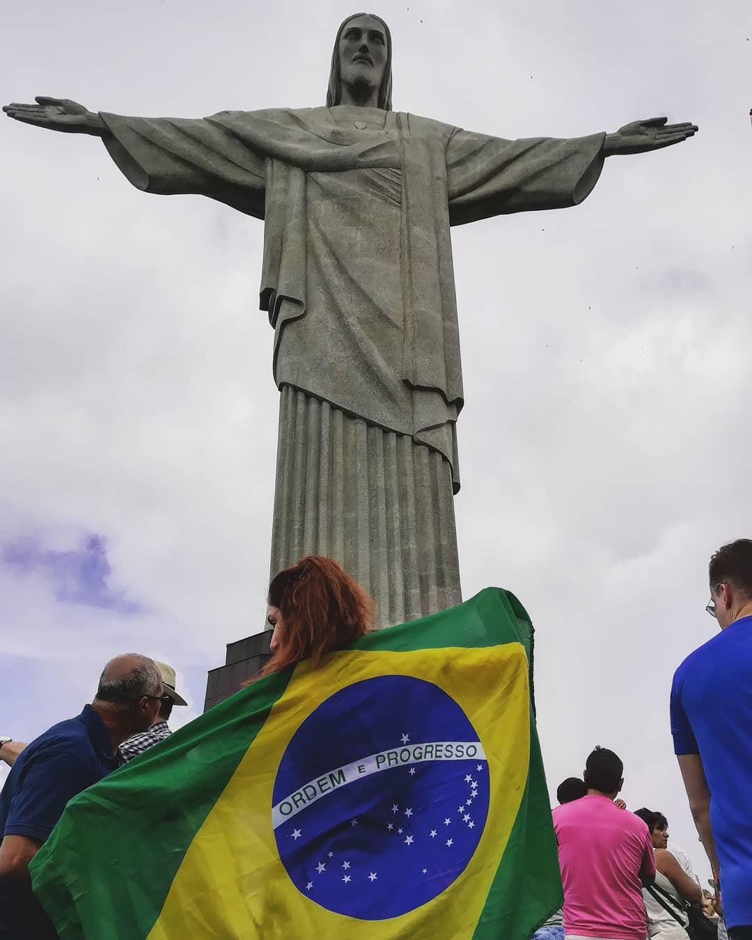 Ana Félix com a bandeira do Brasil junto ao Cristo Redentor, no Rio de Janeiro