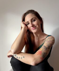 Ana Félix Ana Félix, psicóloga clínica, a sorrir com a cabeça apoiada na mão