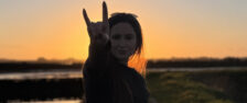 Ana Félix Ana Félix ao pôr do sol, a fazer o sinal de rock com a mão