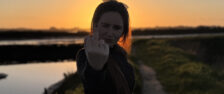 Ana Félix Ana Félix ao pôr do sol, a fazer um gesto provocador com a mão