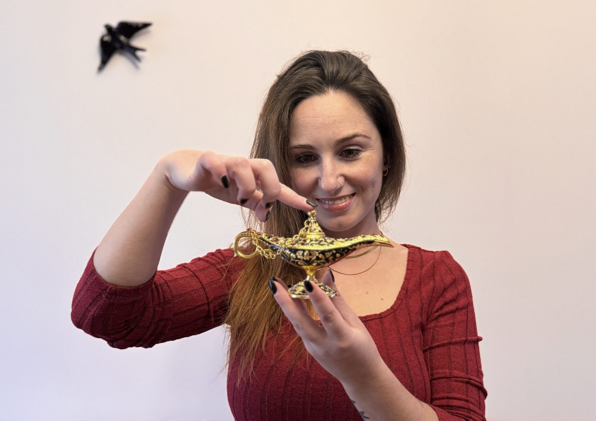 Mulher segura uma lâmpada mágica dourada e sorri